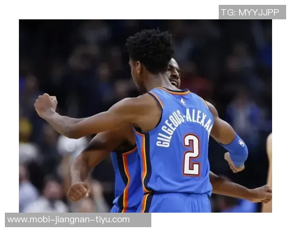 亚历山大叔叔与保罗共同见证CP4比赛的激动时刻